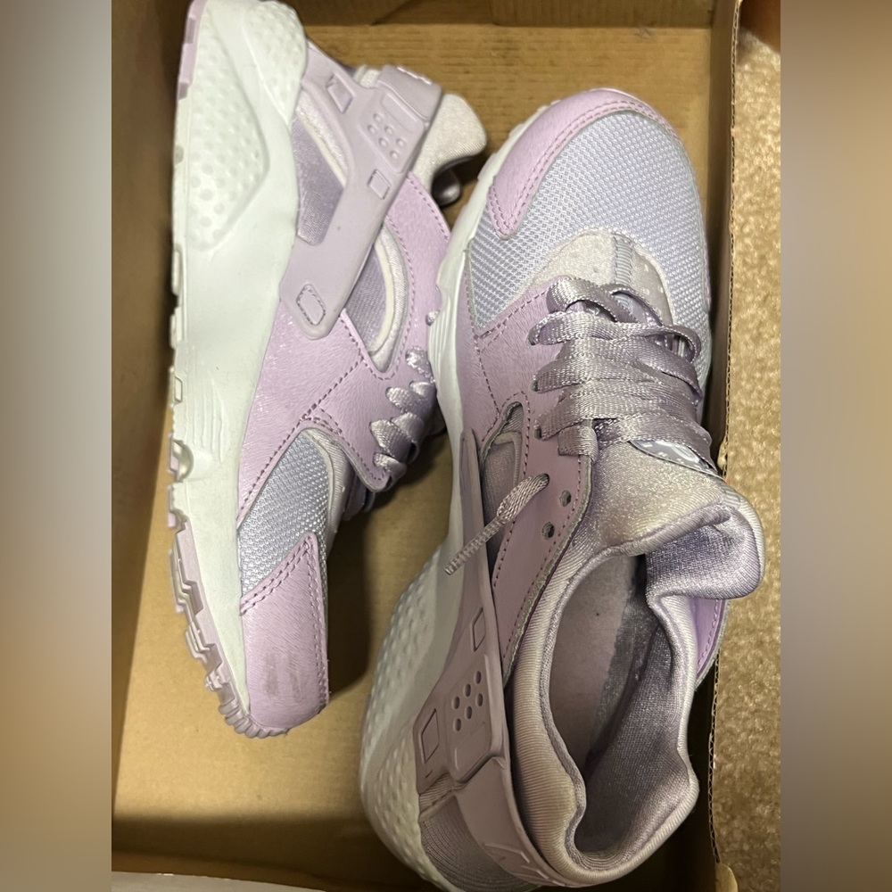 A pair of soft purple size 5 1/2 huaraches